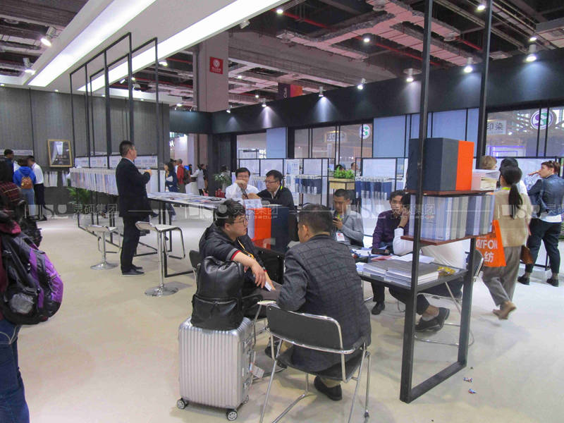 占姆士-服裝展臺設(shè)計搭建案例