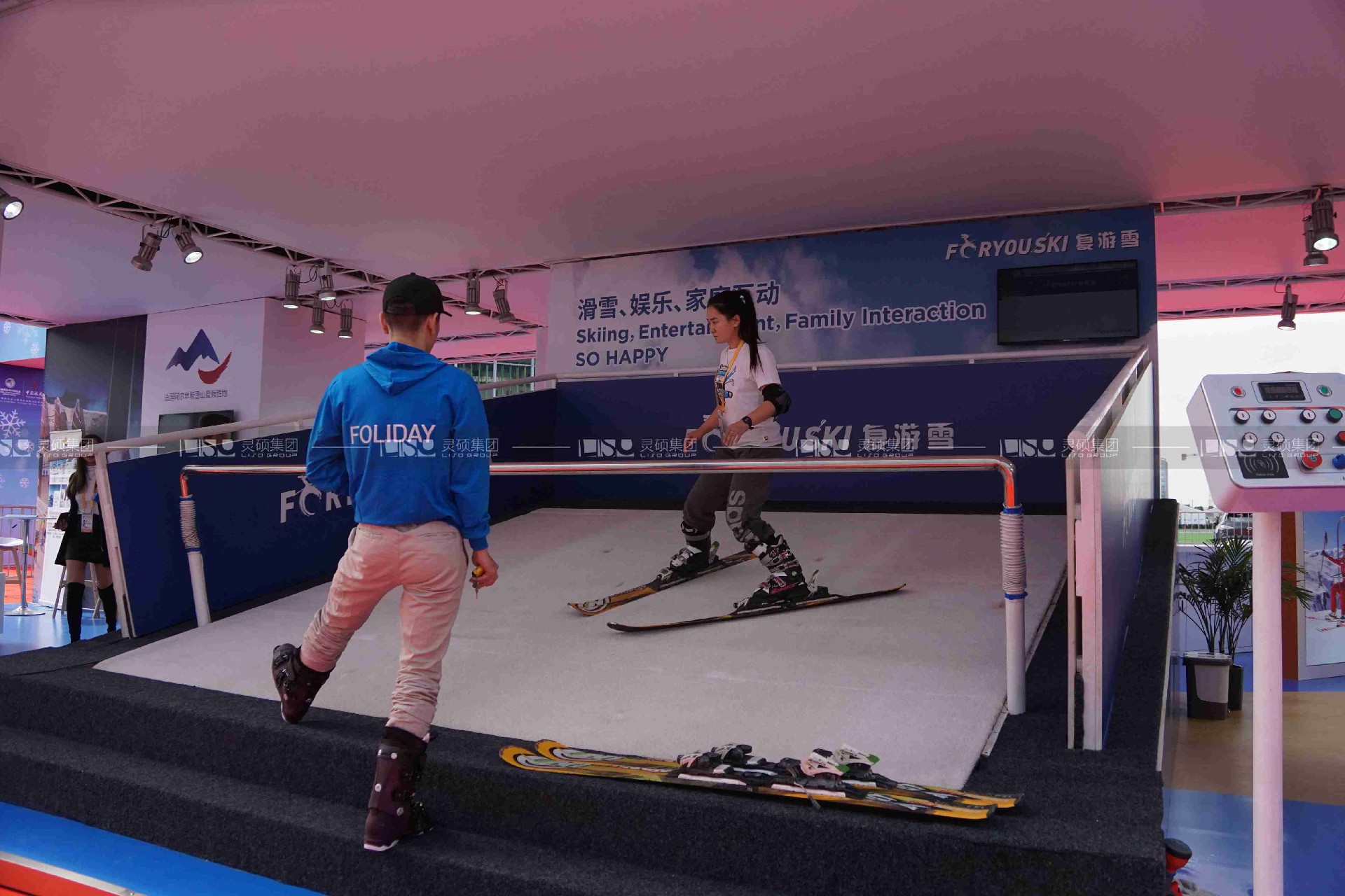 復(fù)星旅文-2019年上海展會展臺設(shè)計案例